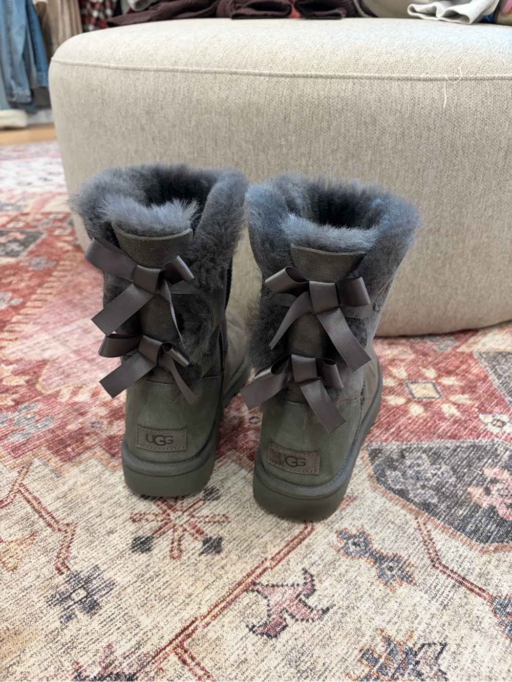 UGG Women's Bailey Bow II Short Boot - Charcoal Gray